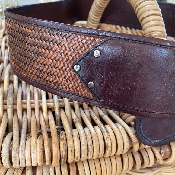 Vintage woman’s brown leather belt with brass buckle waived design sz 30/32 - Picture 4 of 8